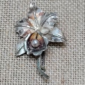 VINTAGE ORCHID BROOCH | Silvertone with Pearl